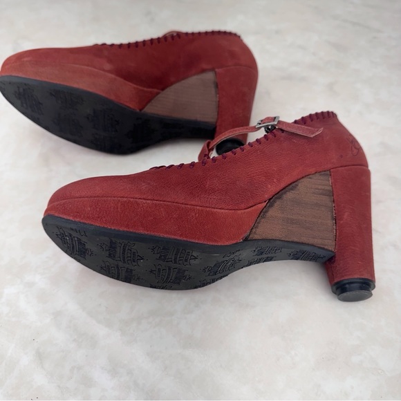 John Fluevog Gertrude Burnt Orange Suede T Strap Heels 9 - Picture 8 of 11